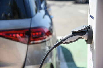auto voiture electrique borne recharge batterie 