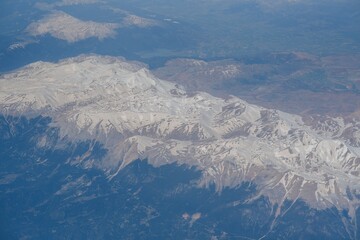 Fototapeta premium Looking through window aircraft during flight in wing with a nice blue sky