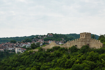 Fototapeta na wymiar ブルガリア　ヴェリコ・タルノヴォのツァレヴェッツ要塞と街並み