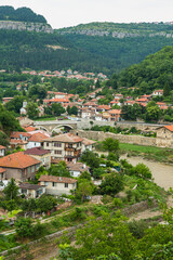 Fototapeta premium ブルガリア ヴェリコ・タルノヴォのヤントラ川沿いの街並み