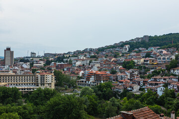 Fototapeta na wymiar ブルガリア　ヴェリコ・タルノヴォの丘に広がる旧市街の街並み