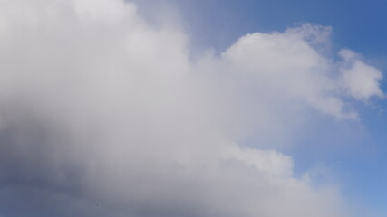 迫る雨雲