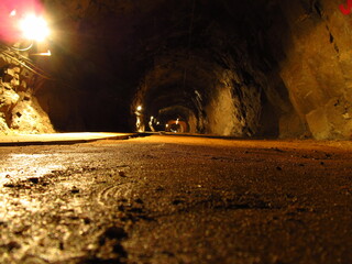 Tunel w uranowej kopalnie na Dolnym Śląsku w Kowarach, Polska © vofchok