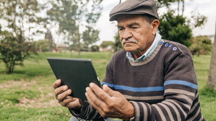 Obraz premium man analyzing something on the tablet