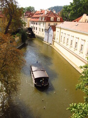 Łódź turystyczna przepływająca rzeką w kanale Pragi, Czechy 