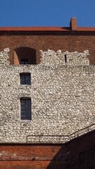 Stary biały mur połączony z czerwoną cegłą, Kraków, Polska