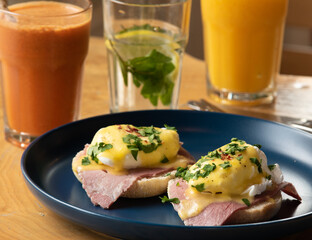 egg benedict with ham on muffins