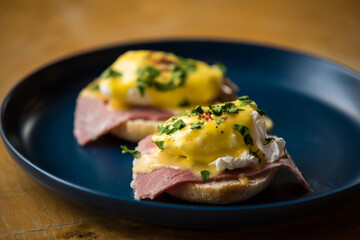 egg benedict with ham on muffins