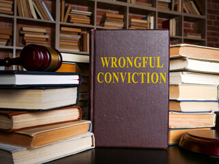 The book about Wrongful conviction and gavel. - obrazy, fototapety, plakaty