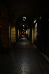 Strade e portici notturni di Modena