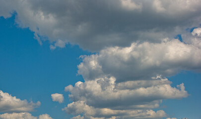 Chmury (cumulus) na błękitnym niebie. Clouds  in the blue sky. Nuvole (cumulo) nel cielo blu. 