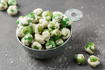 Petits pois verts enrobés au wasabi