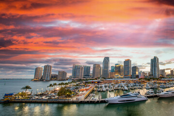 Fototapeta premium Amazing sunset colors of Miami. Downtown panoramic view