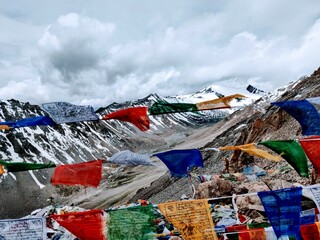 Snow peaks with Tibetan flags, ladakh - obrazy, fototapety, plakaty