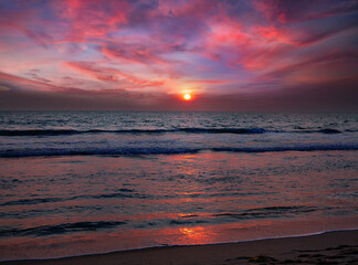 Obraz premium Sunset over the Indian Ocean. Varkala, India.