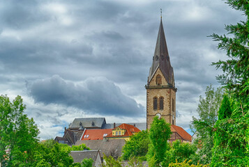 Historische Gebäude und Kirchturm im Zentrum von Warburg