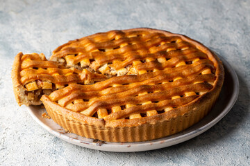 Homemade apple pie with red and green apples around