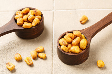 Cacahuètes grillées et salées sur un fond clair. Gros plan