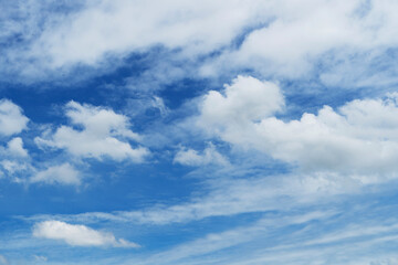 Obraz premium The morning sky has white clouds in the sky and bright air,sky clouds,clouds