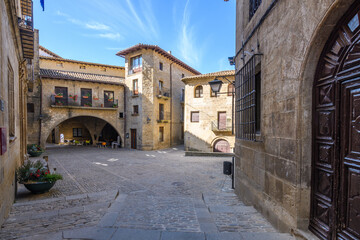 Fototapeta na wymiar views of puente la reina medieval town, Spain