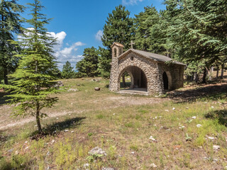 Chapelle Saint Michel dans les montagnes des Alpes du Sud dans une prairie au milieu des sapins