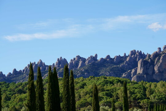Vistas a la Monta&ntilde;a de Montserrat des de el pueblo el Bruc. Catalu&ntilde;a, Espa&ntilde;a.