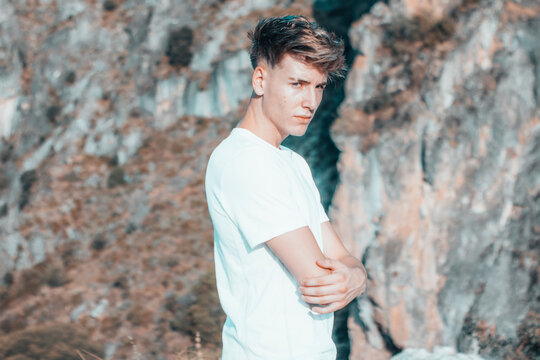 Hombre joven en la monta&ntilde;a con una actitud indignada