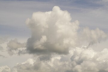 Abstrait , gros nuages dans le ciel .