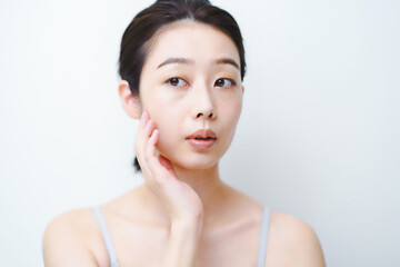 肌の状態を心配する女性