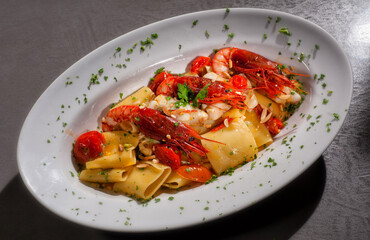 pasta paccheri con crostacei