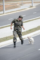 Homem e mulher militar brincando com cachorro Golden Retriever .
