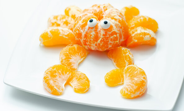 Fruit crab, a snack made of fresh parts of tangerines served in the shape of crab
