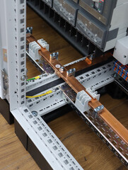 Connection of electrical protection switches using insulated copper wires in the electrical panel.