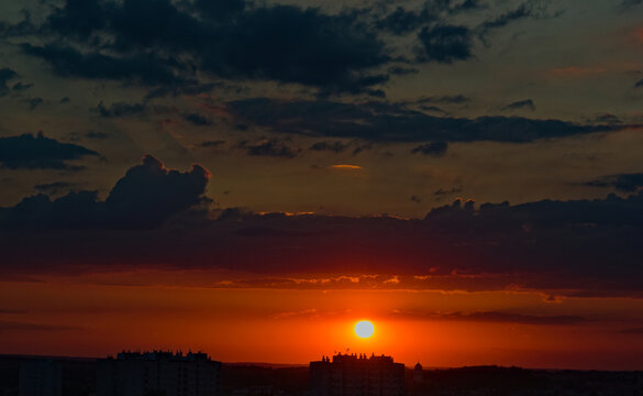 Zach&oacute;d słońca nad mym miastem. Tramonto sulla mia citt&agrave;. Sunset over my town. 