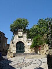 Fototapeta na wymiar porte ancienne Pezenas
