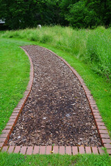 Barfußparcours mit Untergrund Kiefernrindenmulch, Hochformat