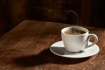  Xícara de café isolada em fundo de madeira rústico, na horizontal