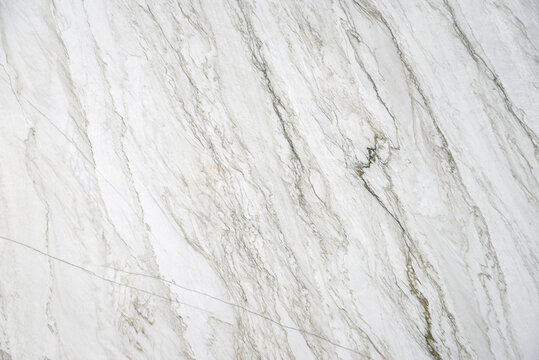Textura natural de m&aacute;rmore quartzito cinza com linhas diagonais para fundo de cena luxuoso para decora&ccedil;&atilde;o de interiores e design.