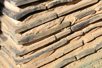 古い平瓦と土を重ねて作られた土塀