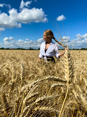 Naklejka na ściany i meble Girl in wheat field