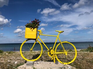 Fototapeta premium Old, yellow bike placed by the sea