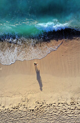 Chica en la playa frente al mar disfrutando el momento