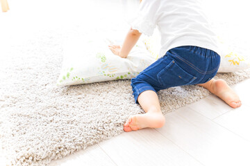 部屋で遊ぶ子ども