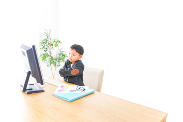 オフィスで働く子供ビジネスマン