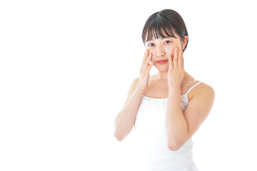 肌のケアをする若い女性