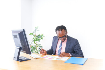 オフィスで働くマネージャー