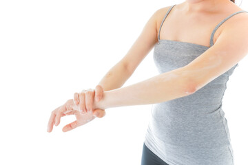 日焼け止めクリームを塗る若い女性