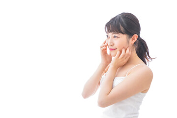 フェイシャルケアをする若い女性