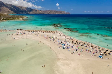 Cercles muraux  Plage d'Elafonissi, Crète, Grèce Aerial view of sunshades and umbrellas on a narrow sandy beach surrounded by shallow lagoons (Elafonisso Beach, Crete, Greece)