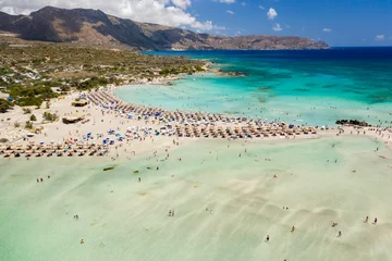 Photo sur Plexiglas  Plage d'Elafonissi, Crète, Grèce Aerial view of sunshades and umbrellas on a narrow sandy beach surrounded by shallow lagoons (Elafonisso Beach, Crete, Greece)